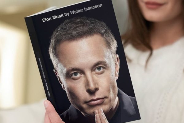 Lectrice absorbée par la biographie d'Elon Musk, reflétant une étude approfondie des leaders en technologie et IA.