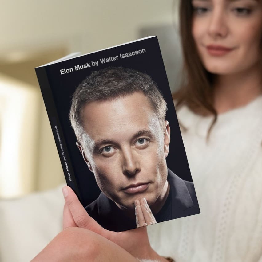 Lectrice absorbée par la biographie d'Elon Musk, reflétant une étude approfondie des leaders en technologie et IA.